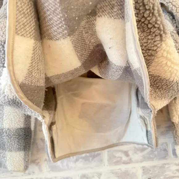 Abercrombie & Fitch Cream and Gray Checkered Fleece - Picture 11 of 11